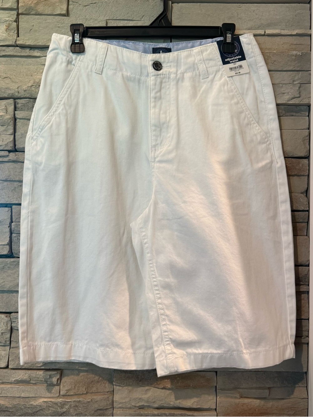 J Khaki Boys Size 20 Adjustable Waist White Shorts Waist 30in.  Inseam 11 in NWT
